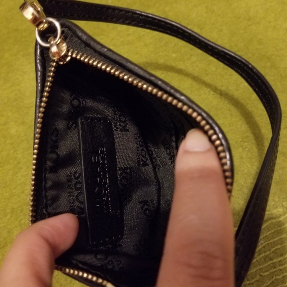 SOLD-GIFT IDEA...MICHAEL KORS Coin Wristlet Purse - Picture 3 of 5